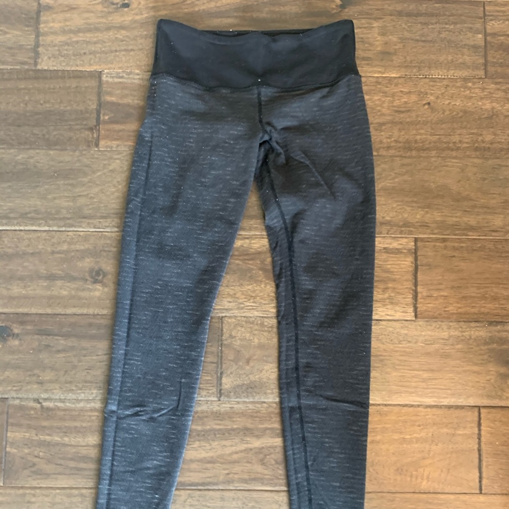 Textured grey Luluemon low-rise leggings!
